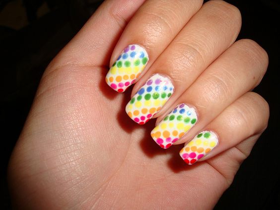 Unhas coloridas são ótimas para o carnaval (Foto: Reprodução)